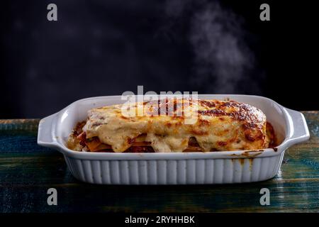 lasagne italienne dans une casserole blanche Banque D'Images
