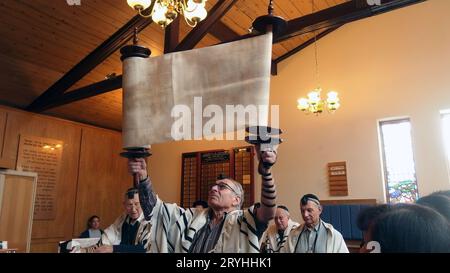 La cérémonie Hagbahah (levée du Sefer Torah) lorsqu'un congent est appelé à la bimah (Bureau de lecture) dans une synagogue, à la fin de la lecture de portions du rouleau de la Torah qui le soulève alors haut dans une position ouverte comme le reste de la congrégation le dit en hébreu « Ceci est la Torah que Moïse a mis devant les enfants d’Israël, selon le commandement de Hashem par la main de Moïse, il est alors suivi par la Gélila (roulement du rouleau) quand un autre congrégation est appelé à faire cet honneur. L'image montre cet événement dans une petite congrégation dans les West Midlands (Solihul Banque D'Images