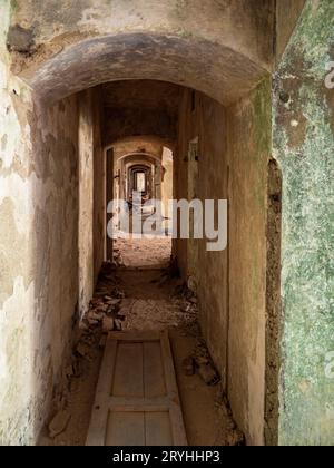 À l'intérieur d'une forteresse militaire abandonnée Banque D'Images