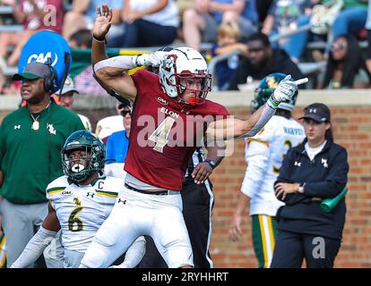 30 septembre 2023 : Chandler Brayboy (4 ans), junior de l'Université Elon, signale le premier à tomber. Match de football NCAA entre l'Université William Mary et l'Université Elon, au Rhodes Stadium, Elon, Caroline du Nord. David Beach/CSM Banque D'Images