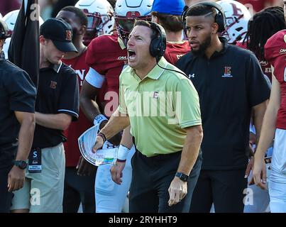 30 septembre 2023 : Tony Trisciani est l'entraîneur de football de l'Université Elon. Match de football NCAA entre l'Université William Mary et l'Université Elon, au Rhodes Stadium, Elon, Caroline du Nord. David Beach/CSM (image de crédit : © David Beach/Cal Sport Media) Banque D'Images