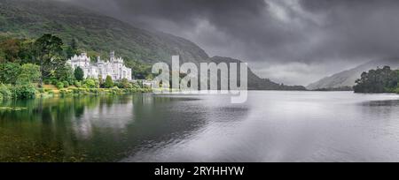 Abbaye de Kylemore, magnifique château blanc au pied d'une montagne dans le Connemara Banque D'Images