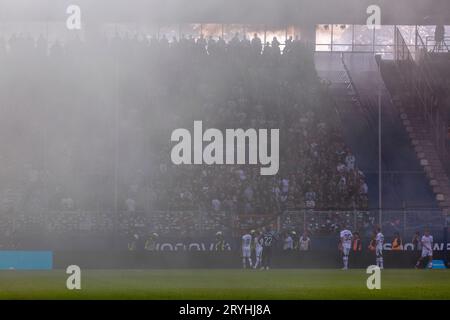 Sports, football, Bundesliga, 2023/2024, VfL Bochum vs. Borussia Moenchengladbach 1-3, Vonovia Ruhr Stadium, perturbations de la foule dans le stade, les fans de football Gladbach tirent des bombes pyrotechniques et fumigènes, LES RÈGLEMENTS DFL INTERDISENT TOUTE UTILISATION DE PHOTOGRAPHIES COMME SÉQUENCES D'IMAGES ET/OU QUASI-VIDÉO Banque D'Images