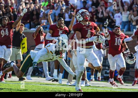 30 septembre 2023 : Chandler Brayboy (4 ans), junior de l'Université Elon, monte sur la touche après une longue prise. Match de football NCAA entre l'Université William Mary et l'Université Elon, au Rhodes Stadium, Elon, Caroline du Nord. David Beach/CSM Banque D'Images