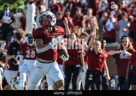 30 septembre 2023 : Chandler Brayboy (4 ans), junior de l'Université Elon, monte sur la touche après une longue prise. Match de football NCAA entre l'Université William Mary et l'Université Elon, au Rhodes Stadium, Elon, Caroline du Nord. David Beach/CSM Banque D'Images