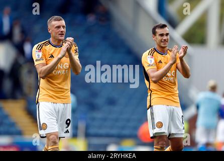 Harry Winks et Jamie Vardy de Leicester City applaudissent les fans après le match du championnat Sky Bet à Ewood Park, Blackburn. Date de la photo : dimanche 1 octobre 2023. Banque D'Images