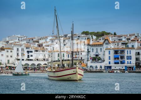 Vue sur le village de pêcheurs de Cadaques depuis la mer Banque D'Images