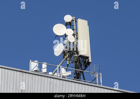 Antenne de la tour de télécommunication du système de communication mobile située sur un bâtiment situé sur le toit Banque D'Images