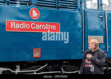 Mangapps Railway Museum, Burnham on Crouch, Essex, Royaume-Uni. 1 octobre 2023. Rick Wakeman, musicien de rock et passionné de chemin de fer, a dévoilé une plaque signalétique sur un diesel de classe 31 vintage restauré – « radio Caroline ». La locomotive diesel numéro 31105 a été construite en 1959 et a été utilisée par British Rail sur ses lignes principales et d'autres utilisations avant son retrait en 2014. Arrivée à Mangapps en 2019, la loco a récemment été restaurée dans une livrée bleue BR immaculée. Une nouvelle station de radio de radio Caroline diffuse localement et a participé à la dénomination. Wakeman a pris le taxi pour faire un tour Banque D'Images