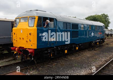 Mangapps Railway Museum, Burnham on Crouch, Essex, Royaume-Uni. 1 octobre 2023. Rick Wakeman, musicien de rock et passionné de chemin de fer, a dévoilé une plaque signalétique sur un diesel de classe 31 vintage restauré – « radio Caroline ». La locomotive diesel numéro 31105 a été construite en 1959 et a été utilisée par British Rail sur ses lignes principales et d'autres utilisations avant son retrait en 2014. Arrivée à Mangapps en 2019, la loco a récemment été restaurée dans une livrée bleue BR immaculée. Une nouvelle station de radio de radio Caroline diffuse localement et a participé à la dénomination. Wakeman a pris le taxi pour faire un tour Banque D'Images