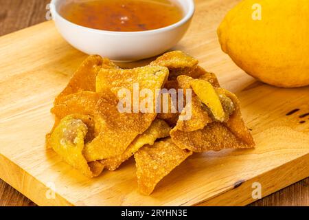 Vue à angle élevé pile de délicieux wontons frits faits maison croustillants sur une planche à découper en bois. Banque D'Images