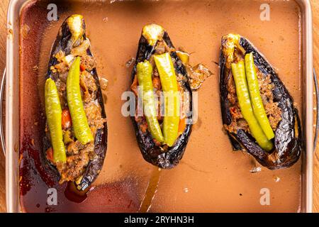 Vue de dessus de délicieuses aubergines farcies à la dinde fraîchement cuites maison - karniyarik dans le plateau en métal plats au four. Banque D'Images