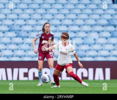 Birmingham, Royaume-Uni. 01 octobre 2023. Hinata Miyazawa de Manchester sur le ballon lors du match de FA Women's Super League 1 entre Aston Villa Women et Manchester United Women à Villa Park, Birmingham, Angleterre le 1 octobre 2023. Photo de Stuart Leggett. Usage éditorial uniquement, licence requise pour un usage commercial. Aucune utilisation dans les Paris, les jeux ou les publications d'un seul club/ligue/joueur. Crédit : UK Sports pics Ltd/Alamy Live News Banque D'Images