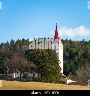 Église historique avec mur environnant à Ofenbach Basse-Autriche Banque D'Images