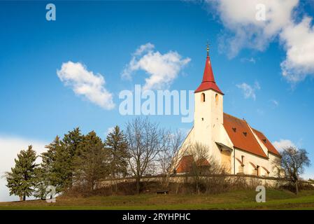 Église historique avec mur environnant à Ofenbach Basse-Autriche Banque D'Images