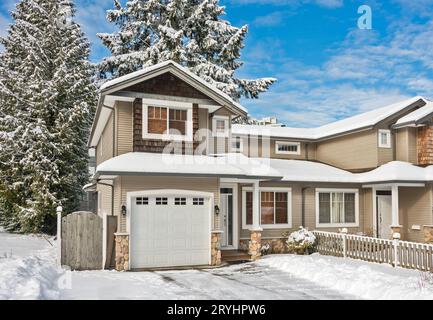 Entrée de la maison résidentielle en duplex en hiver au Canada. Banque D'Images