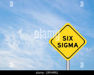 Signe de transport jaune avec le mot six sigma sur fond de ciel de couleur bleue Banque D'Images