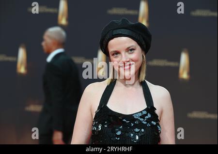 28 septembre 2023, Rhénanie du Nord-Westphalie, Cologne : l'actrice Jella Haase arrive au gala et à la cérémonie du Prix de la télévision allemande à Cologne. Photo : Horst Galuschka/dpa Banque D'Images