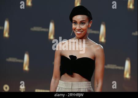 28 septembre 2023, Rhénanie du Nord-Westphalie, Cologne : le présentateur Hadnet Tesfai arrive au gala et à la cérémonie du Prix de la télévision allemande à Cologne. Photo : Horst Galuschka/dpa Banque D'Images