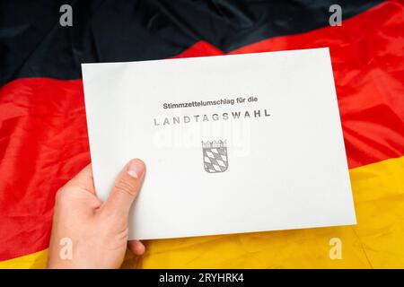 Augsbourg, Bavière, Allemagne. 29 septembre 2023. Documents pour l'élection d'État en Bavière le 8 octobre 2023 sur un drapeau allemand. Enveloppe de bulletin de vote pour les élections nationales *** Unterlagen zur Landtagswahl in Bayern am 8 Oktober 2023 auf einer Deutschland Flagge. Stimmzettel Umschlag zur Landtagswahl crédit : Imago/Alamy Live News Banque D'Images