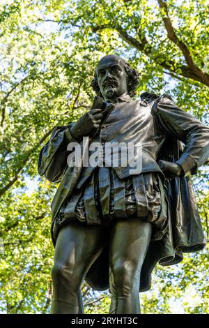 La statue de bronze de William Shakespeare à Central Park, dans le nord de Manhattan, New York, États-Unis Banque D'Images