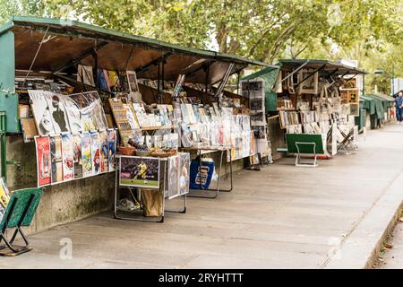 Étals de bouquinistes, libraires de livres d'occasion et d'antiquaires le long des rives de la Seine, centre-ville de Paris, France Banque D'Images