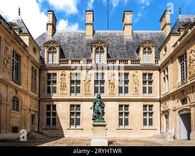 La cour d'honneur du Hôtel Carnavalet, maison du musée Carnavalet dédiée à l'histoire de la ville, avec statue de Louis XIV, centre ville de Paris, Banque D'Images