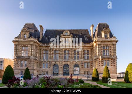 Vue extérieure de l'hôtel de ville de Versailles. Versailles est une ville située à l'ouest de Paris, dans le département des Yvelines en région Ile-de-France Banque D'Images