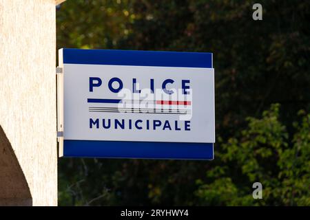 Gros plan d'un panneau indiquant « police municipale » en français (c'est-à-dire : police locale), à l'extérieur d'un commissariat municipal en France Banque D'Images