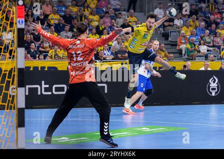 Mannheim, Deutschland. 01 octobre 2023. v. li. : Silvio Heinevetter (Torwart, TVB, 12) Hat keine chance gegen Torschütze Patrick Groetzki (RNL, 24), beim Sprungwurf, Wurf, Torwurf, action, Aktion, Spielszene, erzielt ein Tor, 01.10.2023, Mannheim (Deutschland), Handball, Bundesliga, Rhein-Neckar Löwen - TVB Stuttgart crédit : dpa/Alamy Live News Banque D'Images