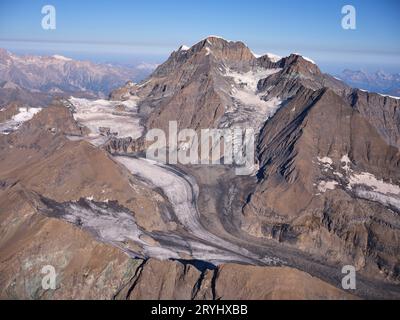 VUE AÉRIENNE. Massif du Grand Combin (altitude : 4314 mètres à Combin de Grafeneire). Valais, Suisse. Banque D'Images