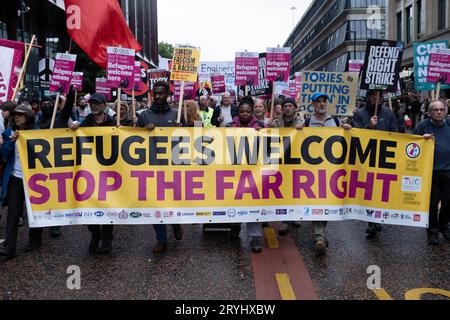 Manchester, Royaume-Uni. 1 octobre 2023. Le grand public et les membres de l'Union défilent devant la conférence du Parti conservateur pour protester contre les réductions d'allocations, la crise des migrants et l'annulation de HS2 à Manchester et Leeds. Credit Mark Lear / Alamy Live News Banque D'Images