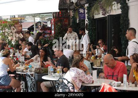 Les clients mangent et boivent au restaurant Güney dans le quartier de Galata à Istanbul Banque D'Images