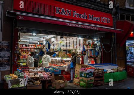 Brixton, Londres, Royaume-Uni : Electric Avenue à Brixton la nuit. Un quartier multiculturel de Londres avec des magasins d'alimentation internationaux et l'emplacement de Brixton Market. Banque D'Images
