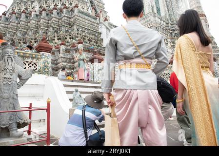 Bangkok, Thaïlande. 1 octobre 2023. Touristes thaïlandais et étrangers certaines personnes vêtues de vêtements thaïlandais traditionnels, se promenant et prenant des photos avec le prang Wat Arun Ratchawarararam Ratchawaramahawihan (Wat Arun) à Bangkok, le 01 octobre 2023. Le gouvernement royal thaïlandais accorde une exemption de visa aux touristes chinois et kazakhstanais du 25 septembre 2023 au 29 février 2024 pour stimuler l'économie et promouvoir le tourisme. (Image de crédit : © Teera Noisakran/Pacific Press via ZUMA Press Wire) USAGE ÉDITORIAL SEULEMENT! Non destiné à UN USAGE commercial ! Banque D'Images