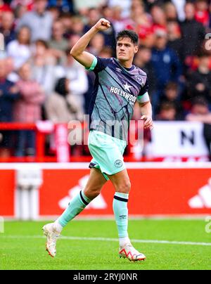 Christian Norgaard de Brentford célèbre avoir marqué le premier but de leur équipe lors du match de Premier League à City Ground, Nottingham. Date de la photo : dimanche 1 octobre 2023. Banque D'Images