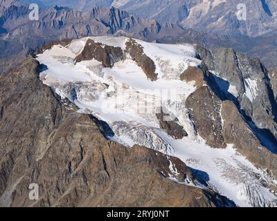 VUE AÉRIENNE. Mont Vélan (altitude : 3727 mètres) Bourg-Saint-Pierre, Valais, Suisse. Banque D'Images