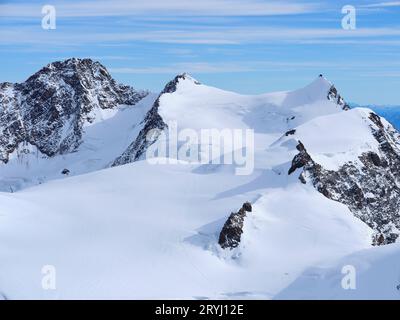 VUE AÉRIENNE. Côté suisse du Monte Rosa de gauche à droite ; Dufourspitze (4634m, plus haut), Zumsteinspitze et Signalkuppe. Zermatt, Valais, Suisse. Banque D'Images