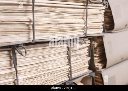 Anciens fichiers empilés dans l'arrière-plan des dossiers. Piles de documents de travail altérés Banque D'Images