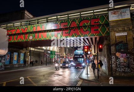Brixton, Londres, Royaume-Uni : pont ferroviaire sur Brixton Road à la jonction avec Atlantic Road près de la gare de Brixton. Restez en paix. Banque D'Images