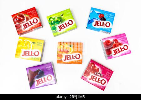 Calgary, Alberta, Canada. 3 mars 2023. Un collage de différentes boîtes Jell-O Flavors sur fond blanc. Banque D'Images