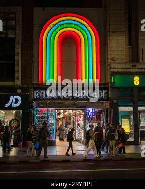 Brixton, Londres, Royaume-Uni : entrée à Reliance Arcade la nuit. Une galerie marchande sur Brixton Road. Banque D'Images