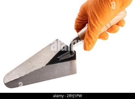 Main tenant une truelle isolée sur fond blanc. Industrie de la construction. Copier l'espace Banque D'Images