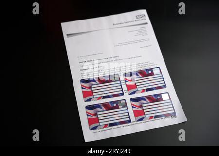 UK Global Health Insurance Cards GHIC (cartes d'assurance santé mondiales du Royaume-Uni), jointe à la lettre Stafford, Royaume-Uni, 1 octobre 2023 Banque D'Images