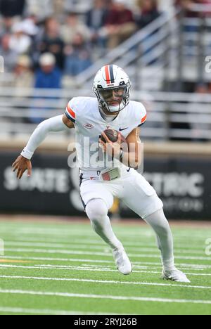 Alumni Stadium. 30 septembre 2023. MA, États-Unis ; le quarterback Tony Muskett (11) de Virginia cavaliers court avec le ballon pendant le match de football de la NCAA entre Virginia cavaliers et Boston College Eagles au stade Alumni. Anthony Nesmith/CSM/Alamy Live News Banque D'Images