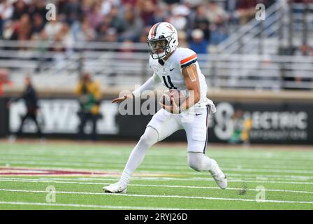 Alumni Stadium. 30 septembre 2023. MA, États-Unis ; le quarterback Tony Muskett (11) de Virginia cavaliers court avec le ballon pendant le match de football de la NCAA entre Virginia cavaliers et Boston College Eagles au stade Alumni. Anthony Nesmith/CSM/Alamy Live News Banque D'Images