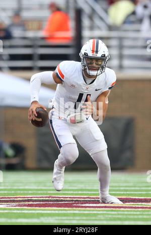 Alumni Stadium. 30 septembre 2023. MA, États-Unis ; le quarterback Tony Muskett (11) de Virginia cavaliers court avec le ballon pendant le match de football de la NCAA entre Virginia cavaliers et Boston College Eagles au stade Alumni. Anthony Nesmith/CSM/Alamy Live News Banque D'Images