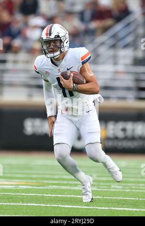 Alumni Stadium. 30 septembre 2023. MA, États-Unis ; le quarterback Tony Muskett (11) de Virginia cavaliers court avec le ballon pendant le match de football de la NCAA entre Virginia cavaliers et Boston College Eagles au stade Alumni. Anthony Nesmith/CSM/Alamy Live News Banque D'Images