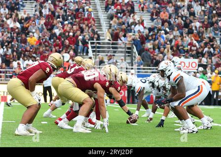 Alumni Stadium. 30 septembre 2023. MA, USA ; vue générale de l'action pendant le match de football NCAA entre Virginia cavaliers et Boston College Eagles au stade Alumni. Anthony Nesmith/CSM/Alamy Live News Banque D'Images