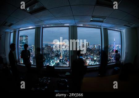 Vue de nuit urbaine et les gens de la silhouette Banque D'Images
